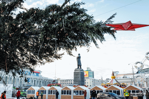 Для встречи 2023-го года на главной площади Екатеринбурга вместо искусственного «конуса» ставят живую ёлку!